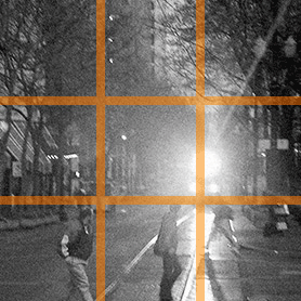 Una escena de principios de primavera en la zona norte de Pioneer Square, en Portland, Oregon, con unas líneas superpuestas que dividen la foto en nueve partes más o menos iguales.